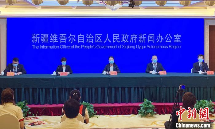 新疆20日召开疫情防控工作第三十四场新闻发布会。 赵雅敏 摄