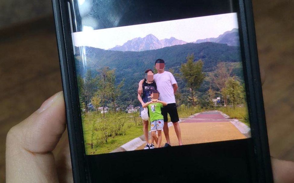 乔明的手机里，存着一家三口的合照。新京报记者 李桂 摄
