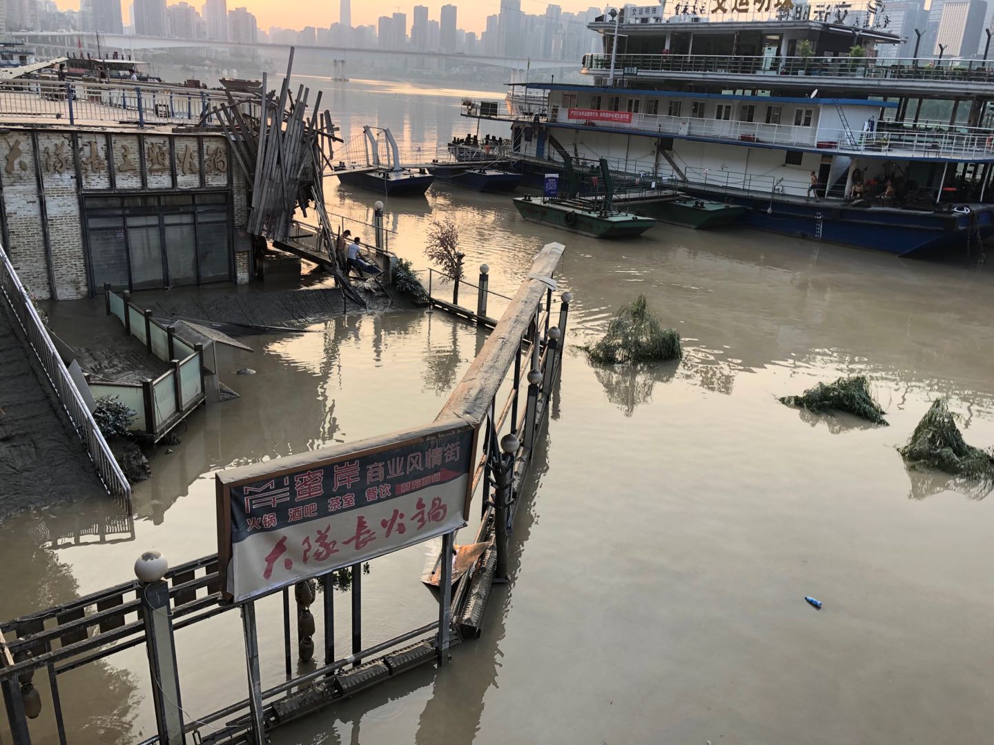 嘉陵江滨江路清淤现场。 本文图片均由澎湃新闻记者 王鑫 图