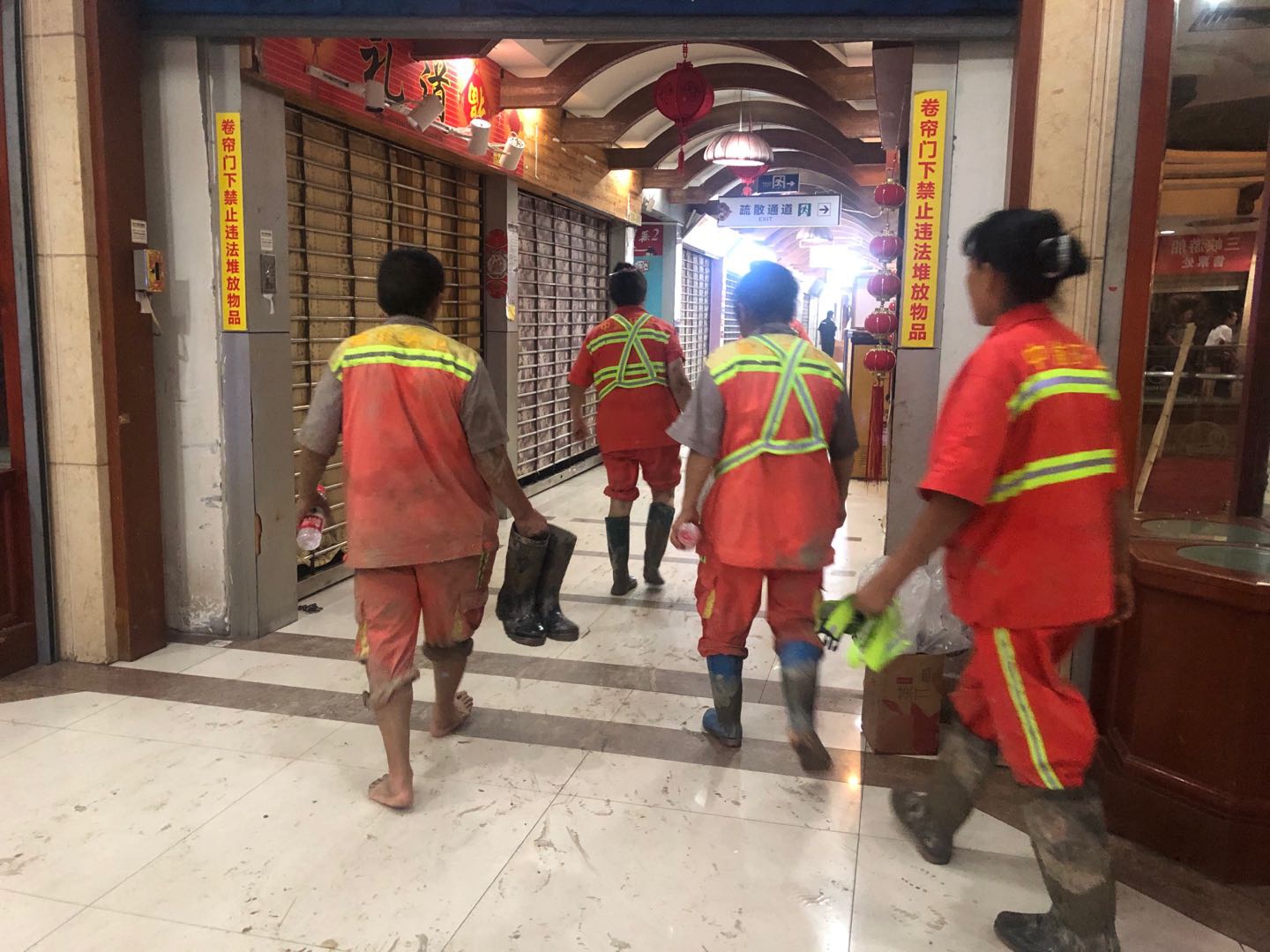 21日晚7点53分,工作了一天的环卫工人下班。