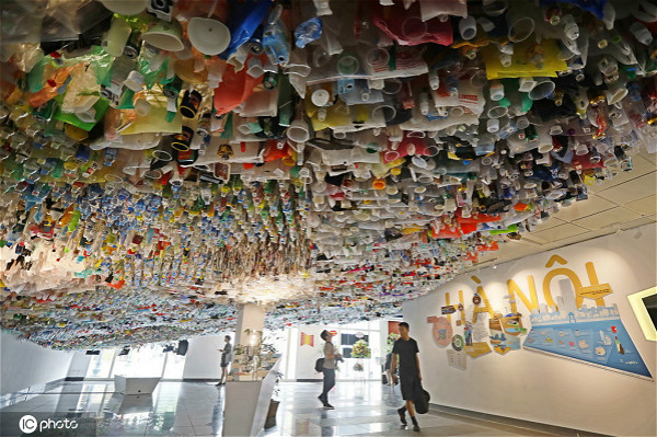当地时间2019年7月16日,越一场名为“减少垃圾”(Reduce the Litter)的艺术展览在越南河内法国文化中心举行。图片来源:IC Photo