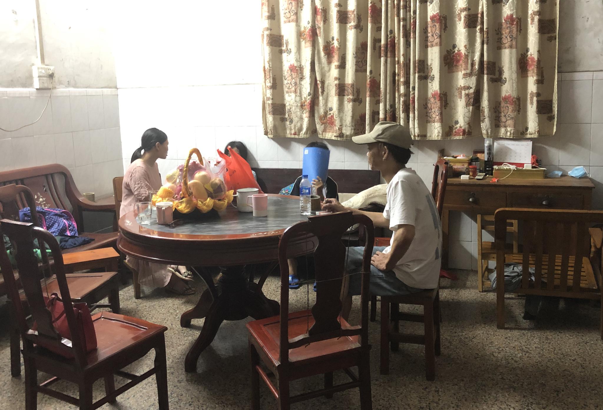 8月20日晚,小月(化名)在接受心理疏导。澎湃新闻记者 陈绪厚 图