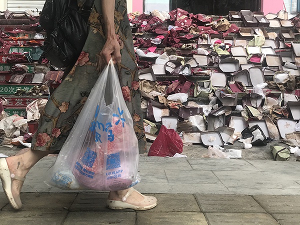 一家鞋店将打湿的鞋低价处理,留下一地空盒子。
