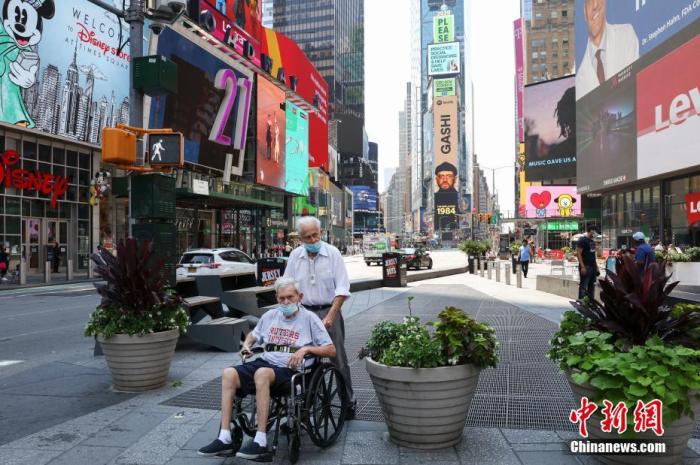 当地时间8月9日,美国纽约时代广场的行人。