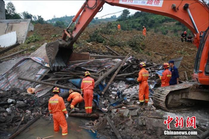 直击四川汉源山体滑坡现场:已致7人遇难 搜救连夜进行
