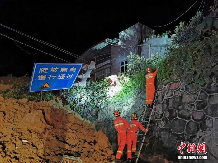 直击四川汉源山体滑坡现场:已致7人遇难 搜救连夜进行