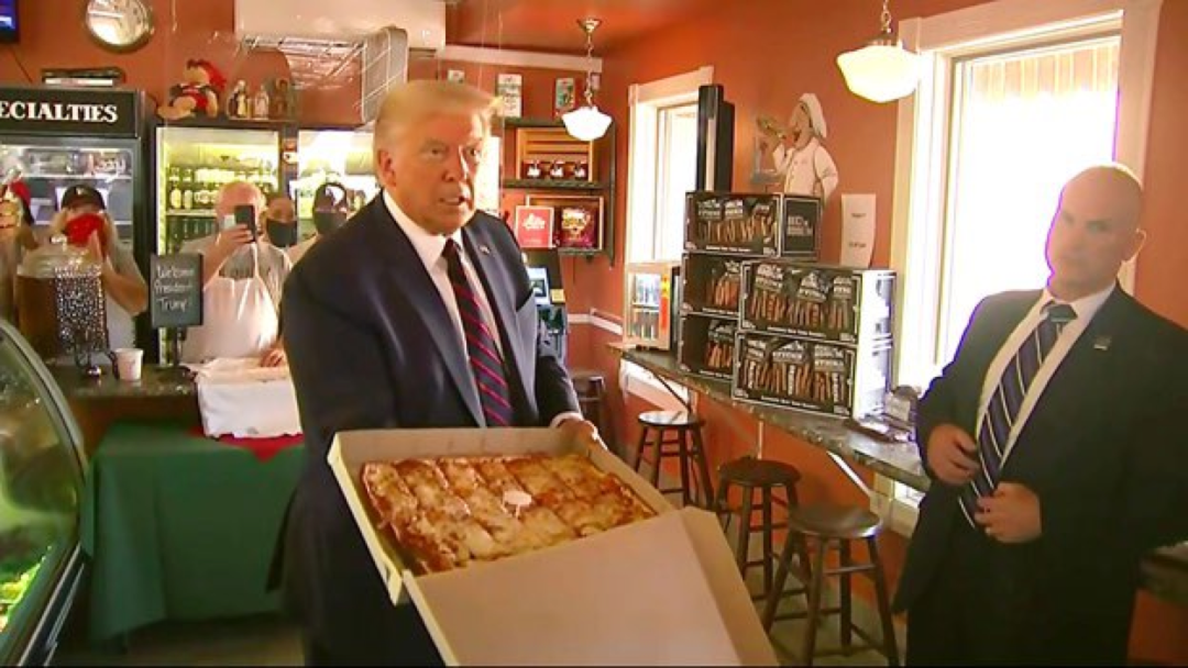 特朗普亲自到店买披萨 然而他好像忘记了什么东西