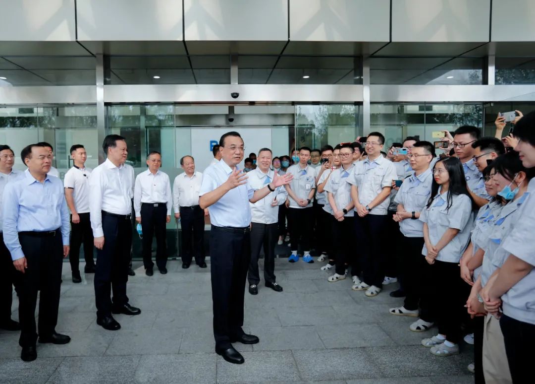 李克强考察重庆京东方:西部地区要更大担负起承接东部产业转移的重任