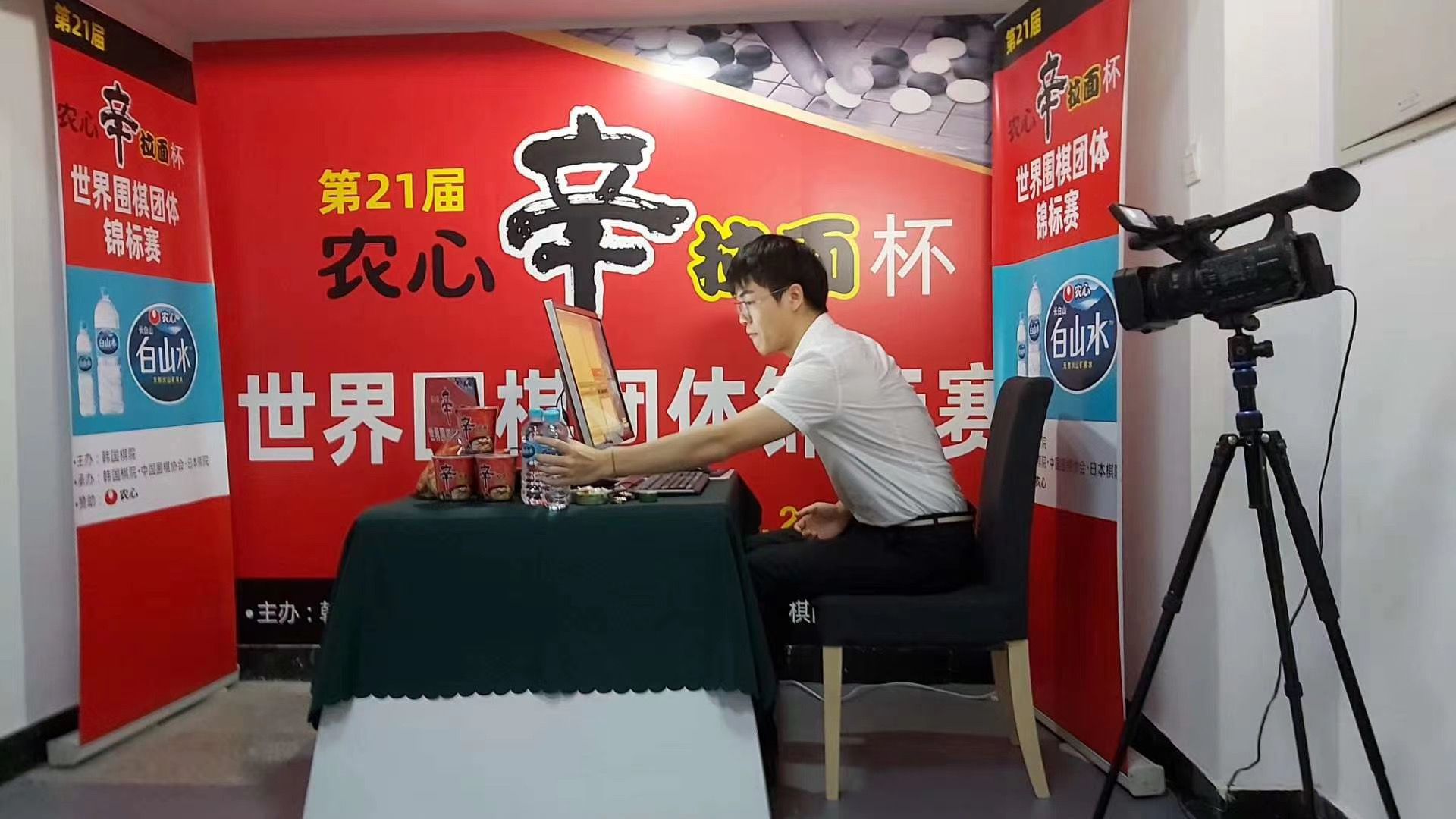 八夺农心杯太刺激,华学明详解线上线下对弈有何不同