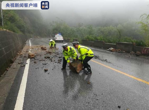 降雨频繁,交警送你一份雨天行车安全秘籍