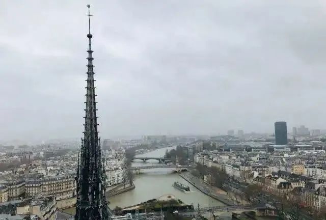 《古教堂大救援:争分夺秒拯救巴黎圣母院》影评:一年前全球刷屏的热搜,终于被拍出来了