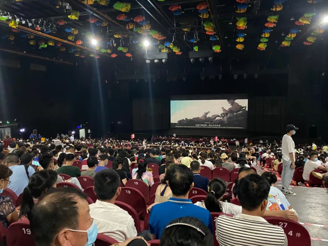 取货队伍绕5圈!海南免税店现在到底有多火