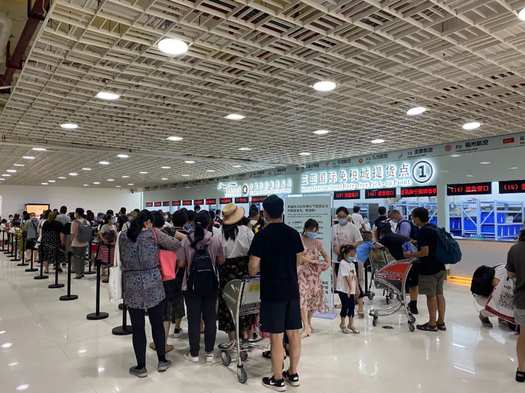 取货队伍绕5圈!海南免税店现在到底有多火
