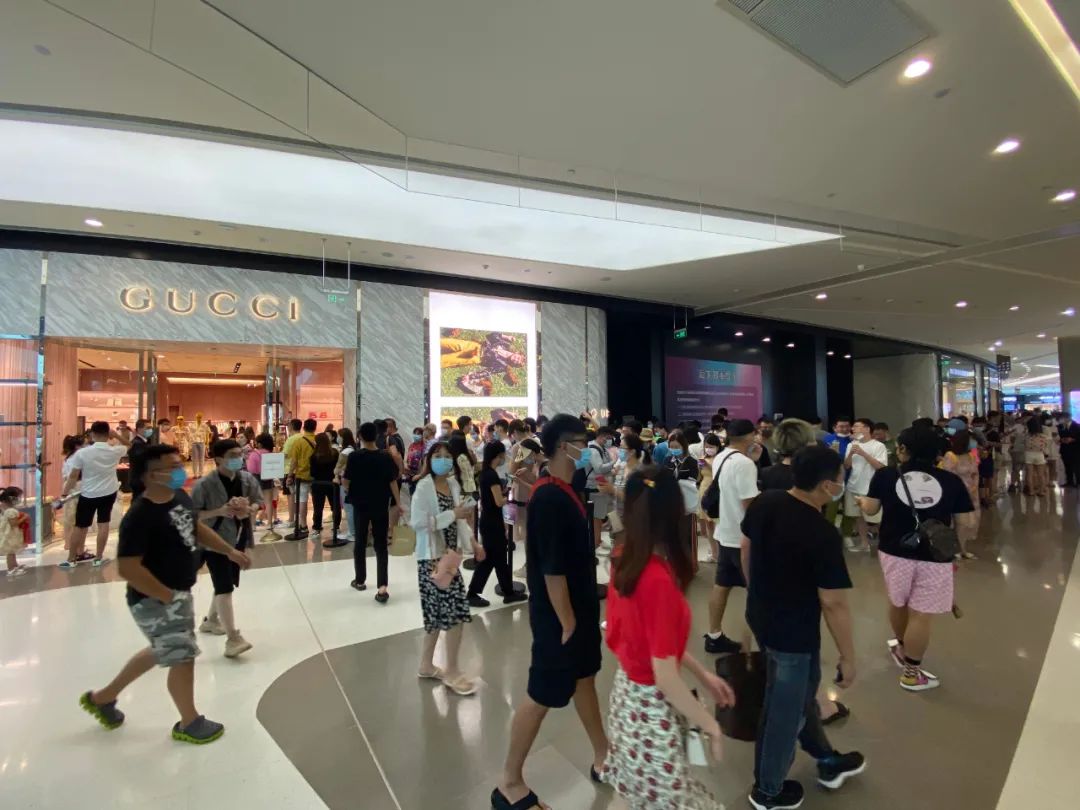 取货队伍绕5圈!海南免税店现在到底有多火