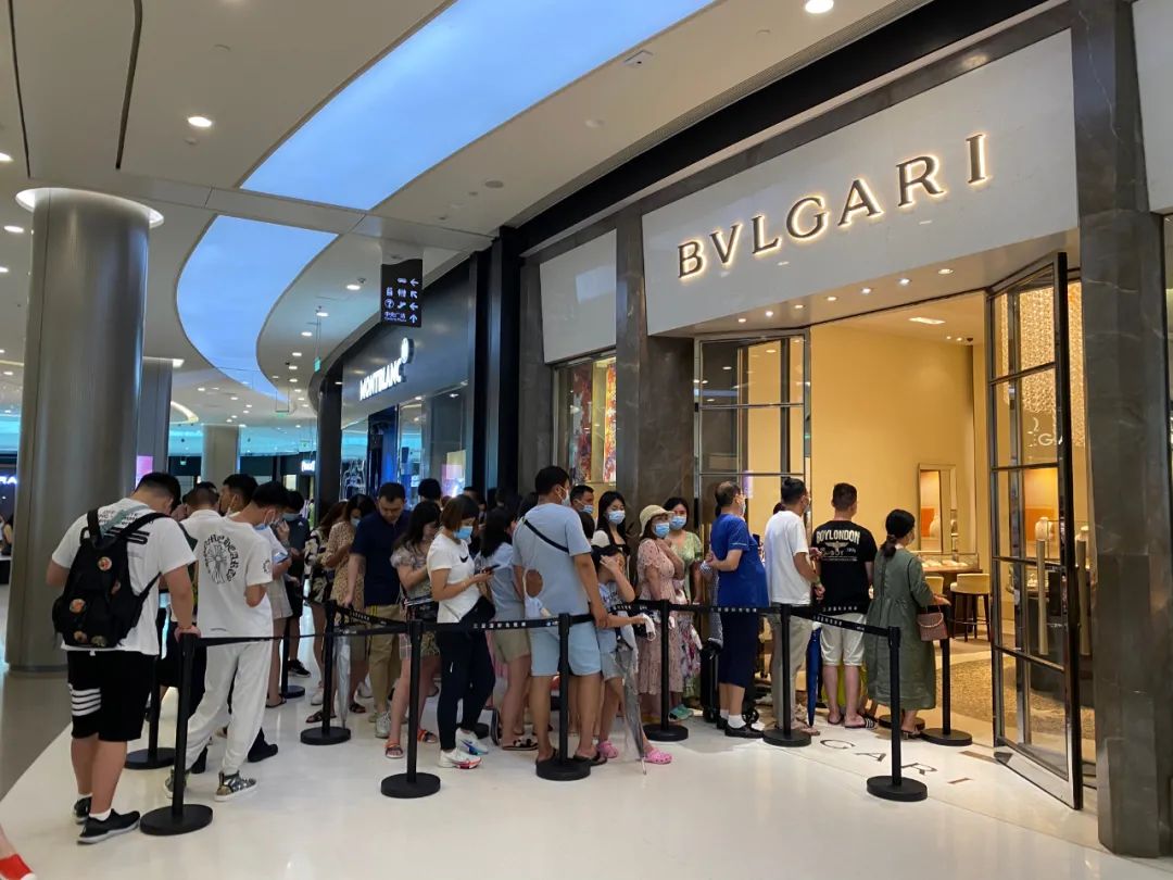 取货队伍绕5圈!海南免税店现在到底有多火
