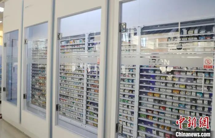 资料图:浙江安吉自动发药机“上岗” 余丹菲 摄