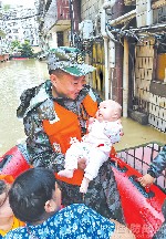 四川省抗洪救灾一线见闻:迷彩摆渡人