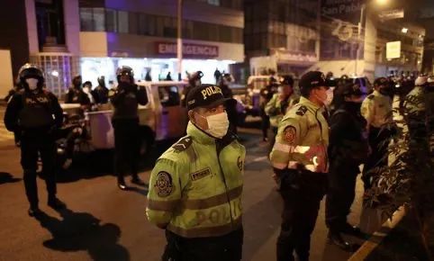 警方突查违令聚会,结果13人死于踩踏!