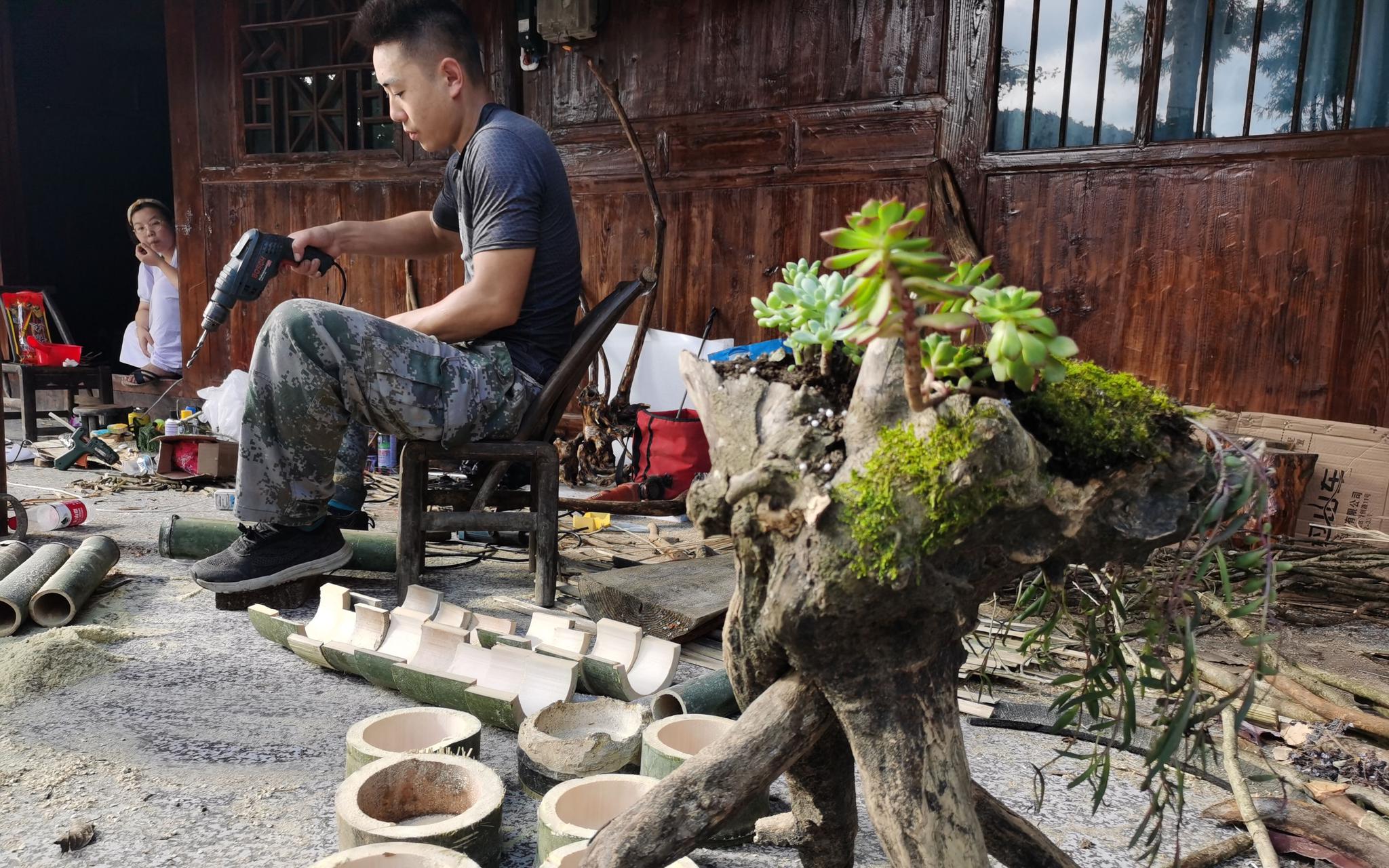 土家村寨枫香河：木楼重生 追回落后的三十年