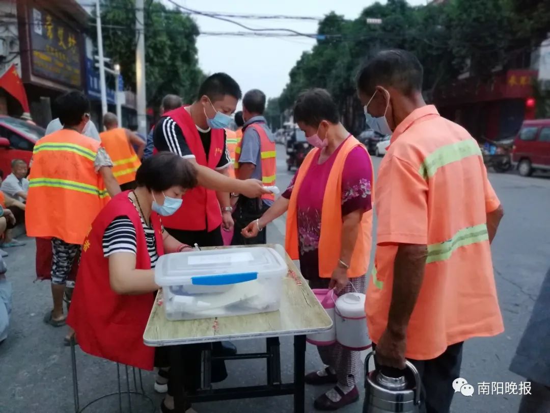 这些志愿者,忙碌在医圣祠街爱心粥摊前 晚报拍客 张俊 摄