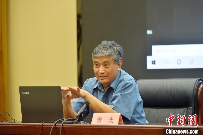 曾光说,“外防输入,内防反弹”将是防控新冠疫情的长期任务,需要警惕今冬明春新冠疫情与流感叠加感染。 司新利 摄