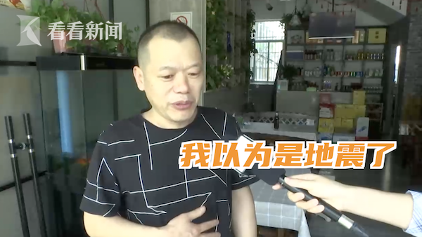女司机一脚油门冲进饭店 老板:我以为地震了!