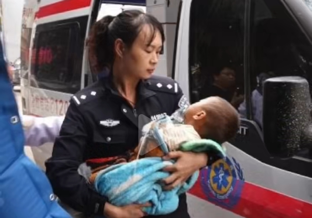 云南丢失3岁男童解救现场:民警抱起送医