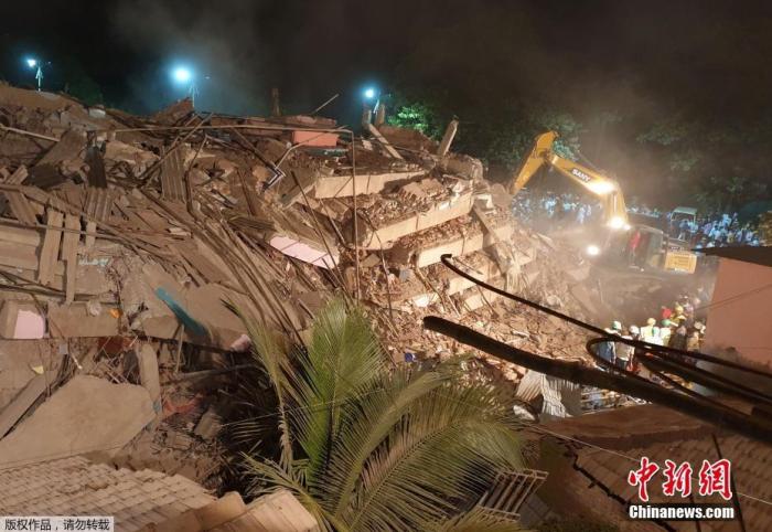 当地时间8月24日晚,印度马哈拉施特拉邦的默哈德发生建筑物倒塌事故。图为事发现场。