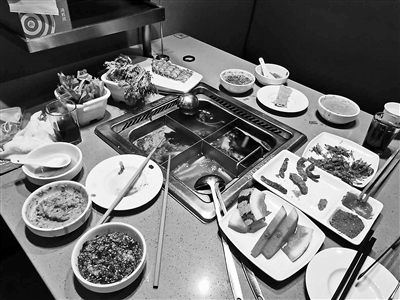 暗访京城餐厅 鹿港小镇顾客未打包海底捞两年轻人各调3碗小料 新浪财经 新浪网