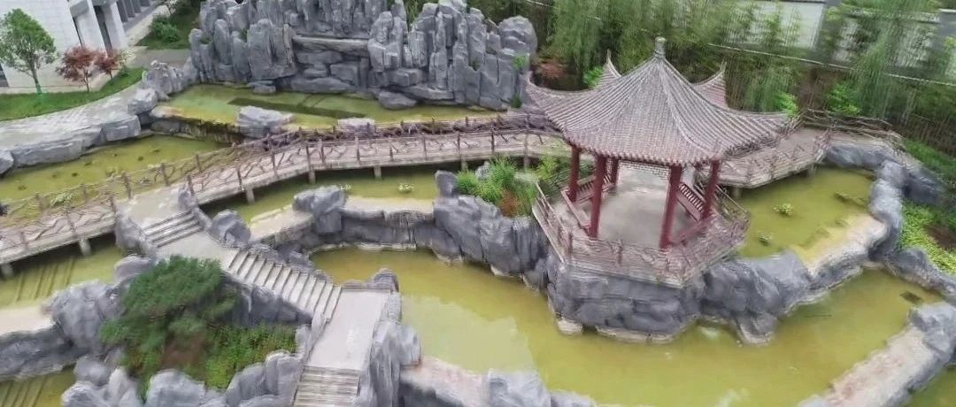 新京报:"豪华中学"急拆喷泉凉亭 瞎折腾掩盖不了问题
