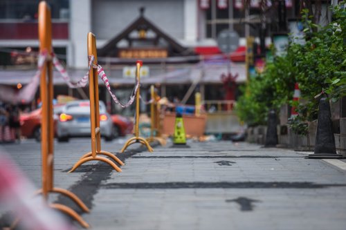 越秀区龙藏街，原属于城市道路临时泊位的位置目前已被铁马围蔽。信息时报记者 胡瀛斌 摄