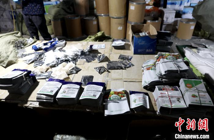 浙江警方:本年来破“食药环”立功刑案数同比增3成(图2) 警方查获的假农药。浙江警方 供图