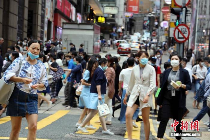 资料图:疫情下的香港街头。 中新社记者 洪帆 摄