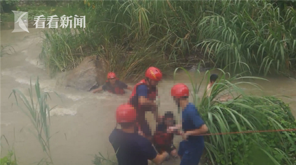 视频|关键时刻 消防员用绳子将男孩从河道中拉回