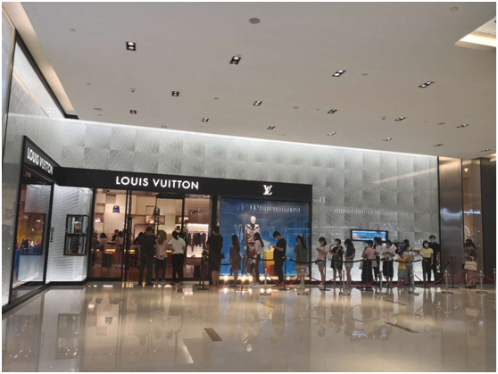 多地LV店大排长龙:疫情之下奢侈品竟火爆异常 果真“越涨越香”?