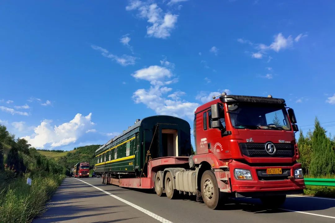 汽车拉着火车跑!网友:什么神奇操作?