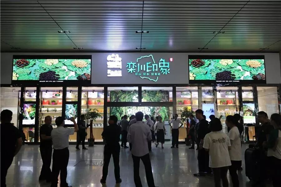汽车拉着火车跑!网友:什么神奇操作?