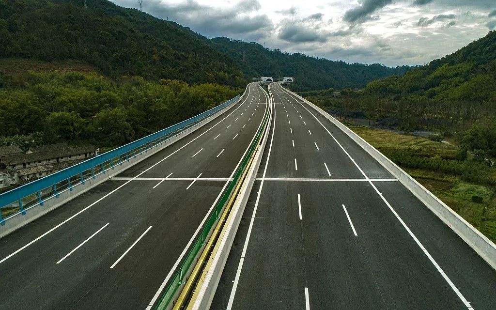 规范公路限速标志,让交通更安全畅通