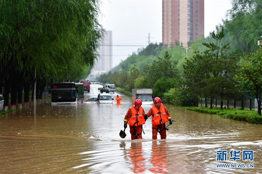 西宁:一天下了“77天的雨” 高原城市也“看海”