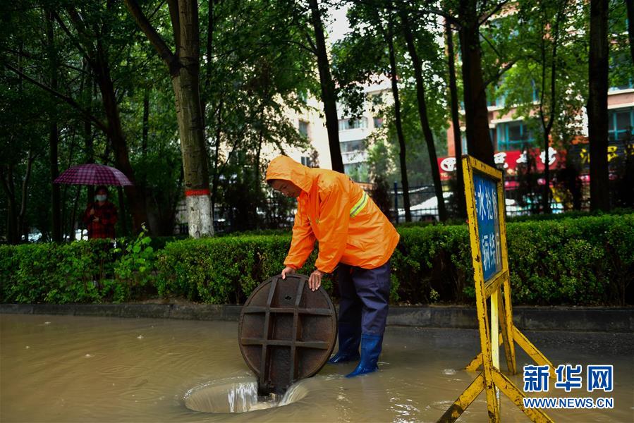 西宁:一天下了“77天的雨” 高原城市也“看海”