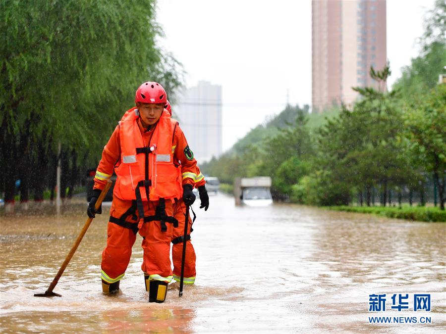 西宁:一天下了“77天的雨” 高原城市也“看海”