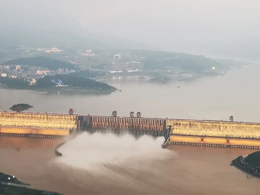 ▲2020年07月27日,湖北宜昌,洪水通过三峡大坝。