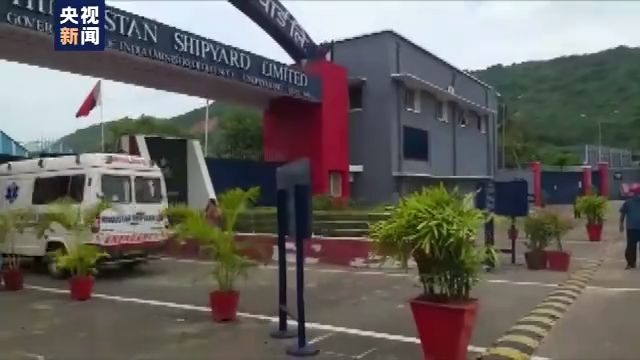 印度造船厂一重约70吨的大型吊车垮塌 致11人死亡休闲区蓝鸢梦想 - Www.slyday.coM 印度造船厂一重约70吨的大型吊车垮塌 致11人死亡休闲区蓝鸢梦想 - Www.slyday.coM