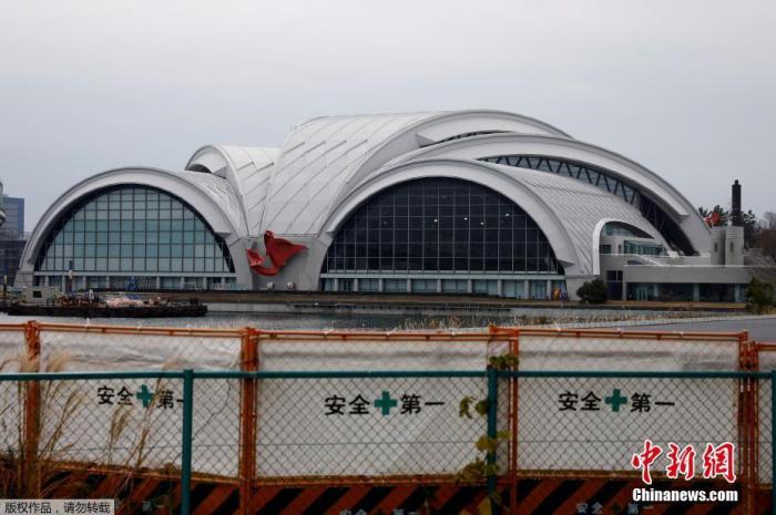 当地时间2019年12月30日,日本东京国际游泳中心外形建筑初具规模,该地为2020年东京奥运会游泳比赛场馆。