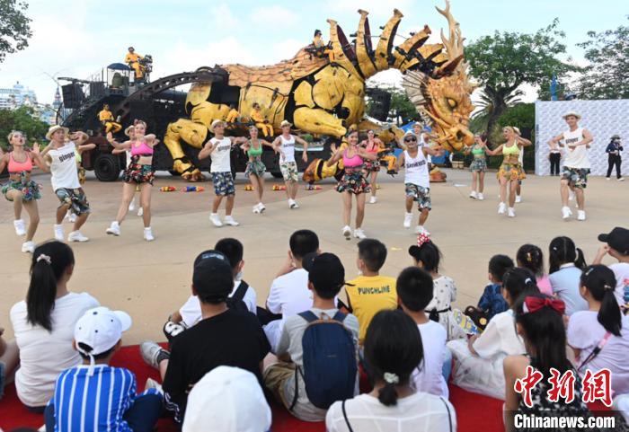 资料图:7月18日,珠海长隆海洋王国开启暑期亲子嘉年华。 陈骥旻 摄