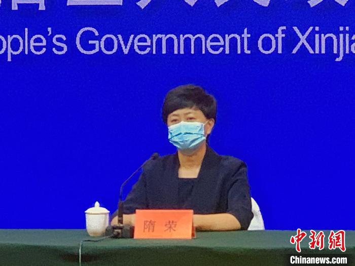 乌鲁木齐市委常委、宣传部部长隋荣在消息公布会上转达乌鲁木齐市最新疫情。赵雅敏 摄