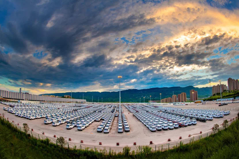 ▲等待运往销售市场的“两江造”汽车 图据重庆发布