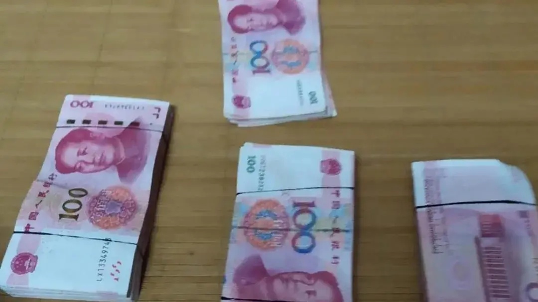 湖南女子将38000元现金当垃圾扔了,在30吨垃圾中找了4