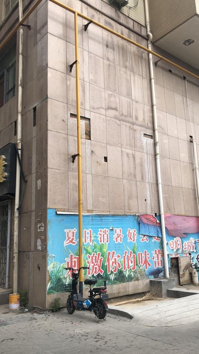 追踪|公寓楼外违规安装的电梯已被自行拆除