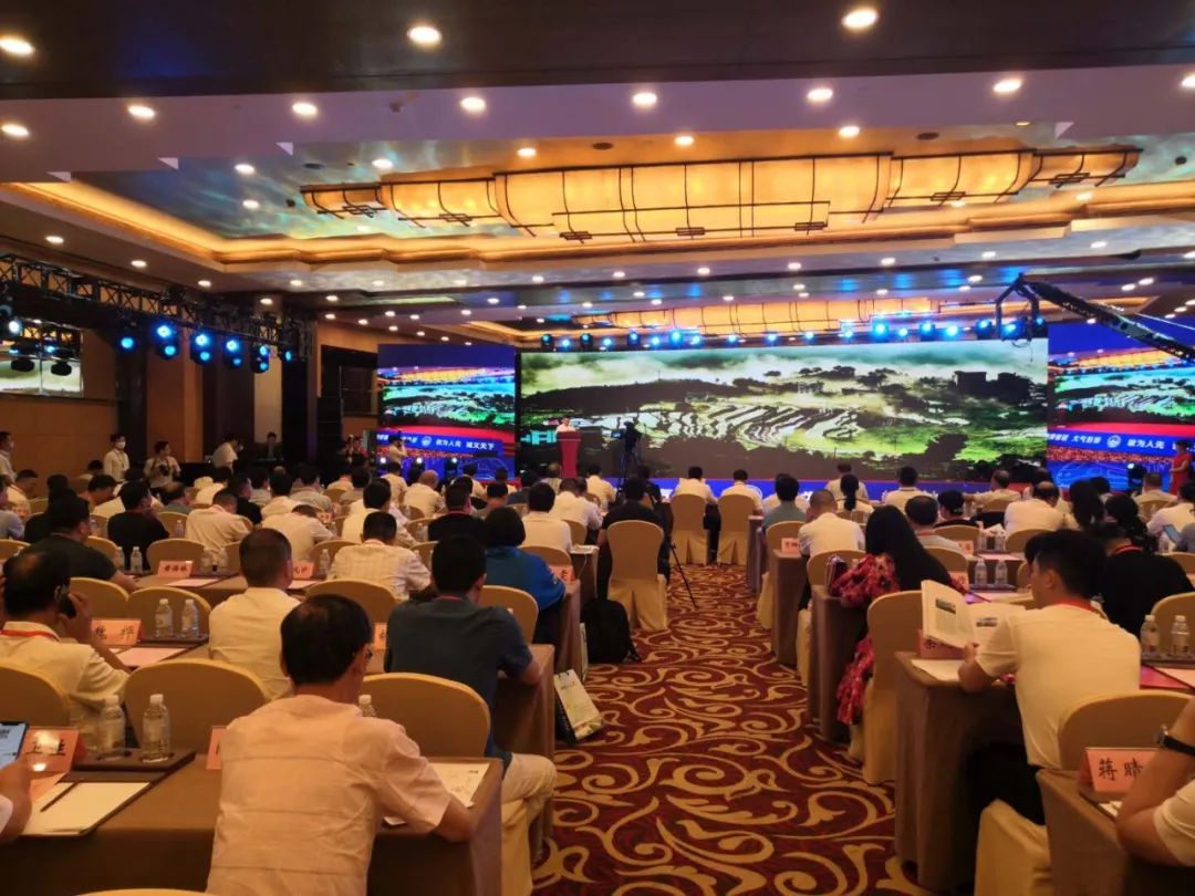 何党生在上饶市“三请三回”(上海)招商引资·招才引智推介会暨上海市上饶商会成立大会上推介广信区并出席签约活动